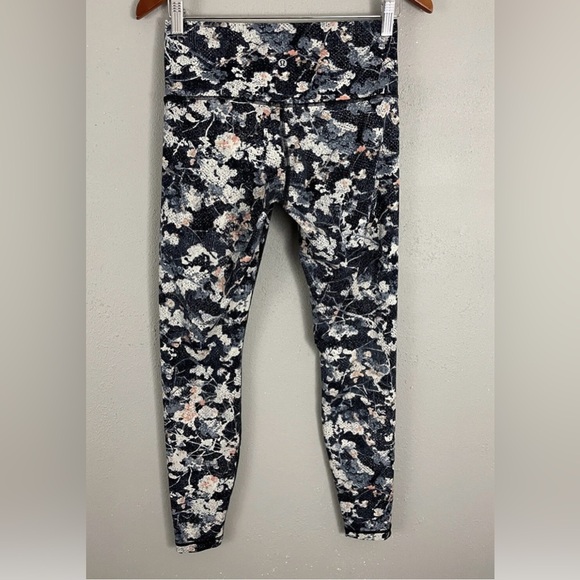 Lululemon like NEW in size 6 - Picture 2 of 6